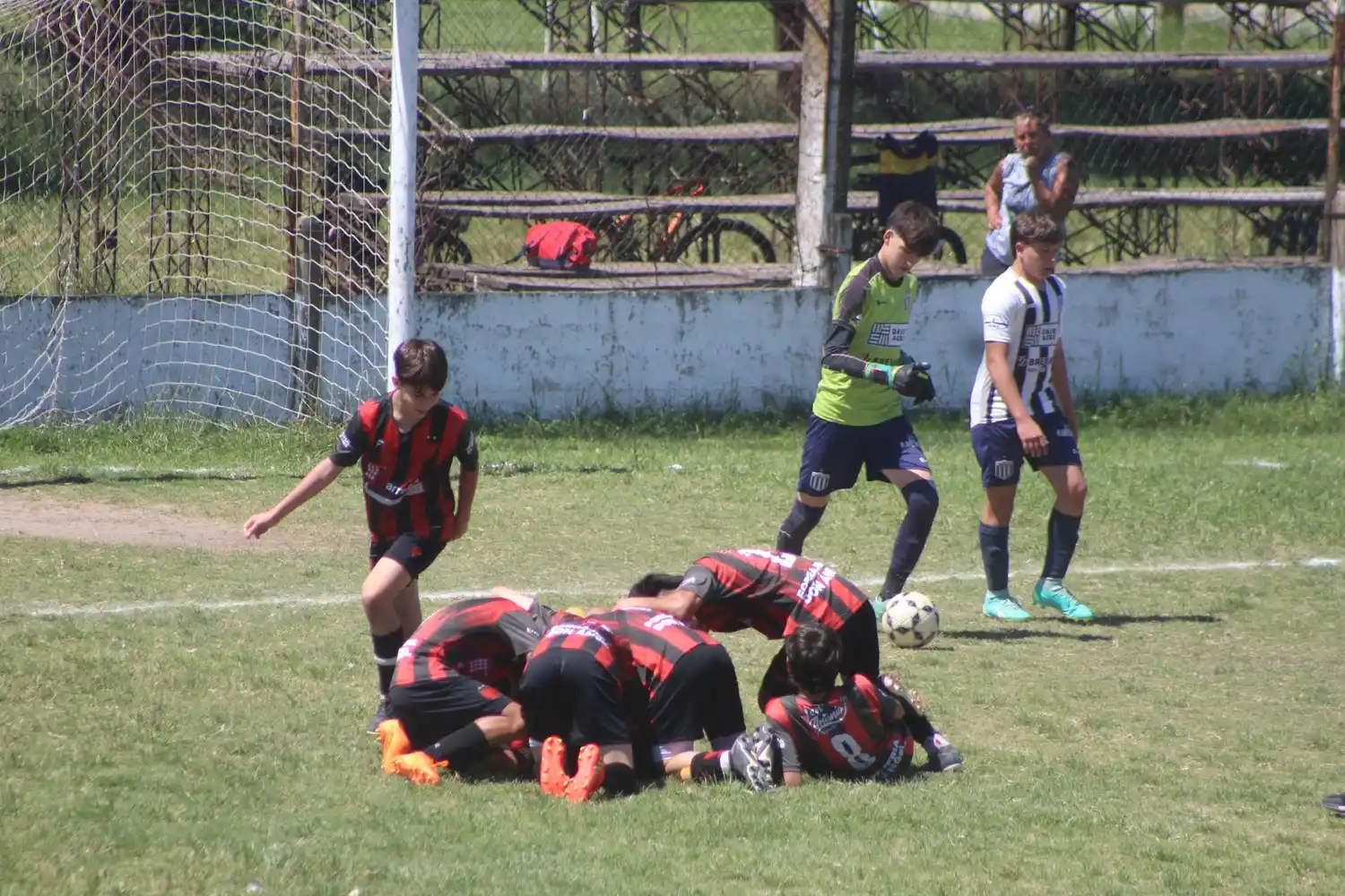 Los chicos de la 6a. División de Gualeguay Central festejan la obtención del gol de Alejo Reynoso que le dió el empate ante su tradicional rival: Sociedad Sportiva, y por ende poder festejar por adelantado la obtención del título de dicha categoría faltando una fecha por disputar.