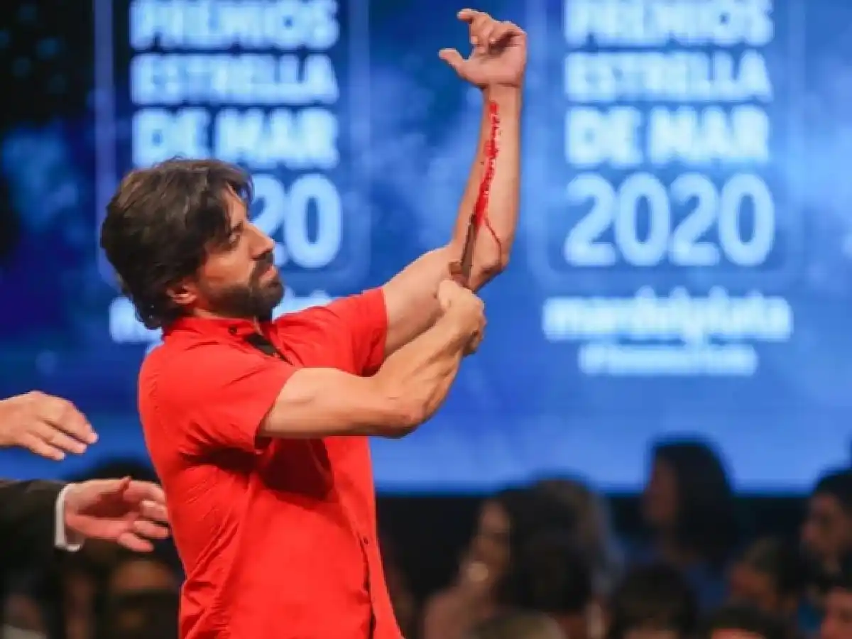 Escándalo en los premios Estrella de Mar: un director teatral simuló cortarse las venas sobre el escenario