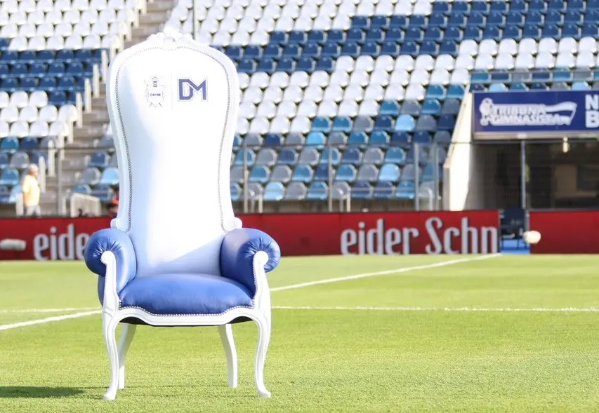 Gimnasia subastó el sillón de Diego Maradona en 300.005 pesos