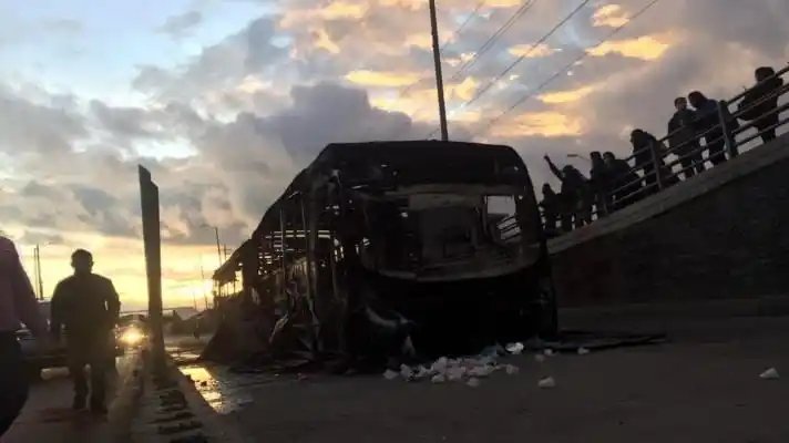 LAS PROTESTAS ARRECIAN: queman bus del Transmilenio y destruyen estación en Colombia