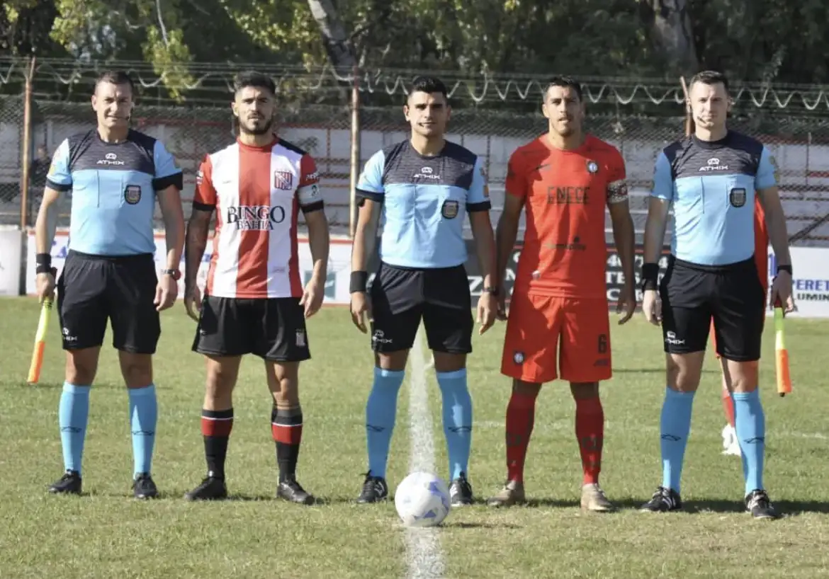 Diego Novelli, en su debut como árbitro principal en el Federal A.