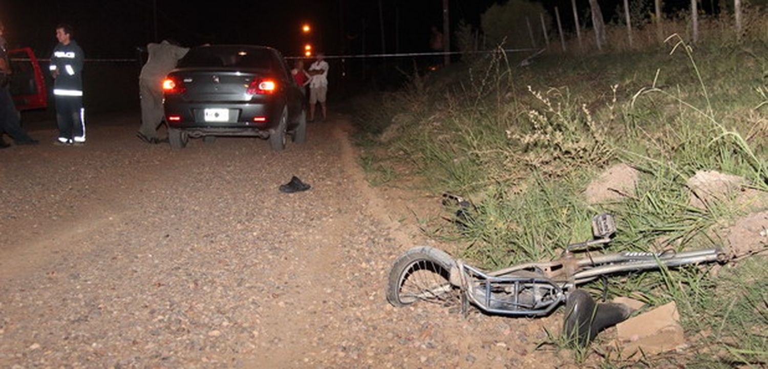 Un auto embistió una bicicleta