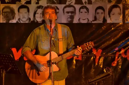 Ignacio Copani cantó frente a la Cámara Federal de Paraná
