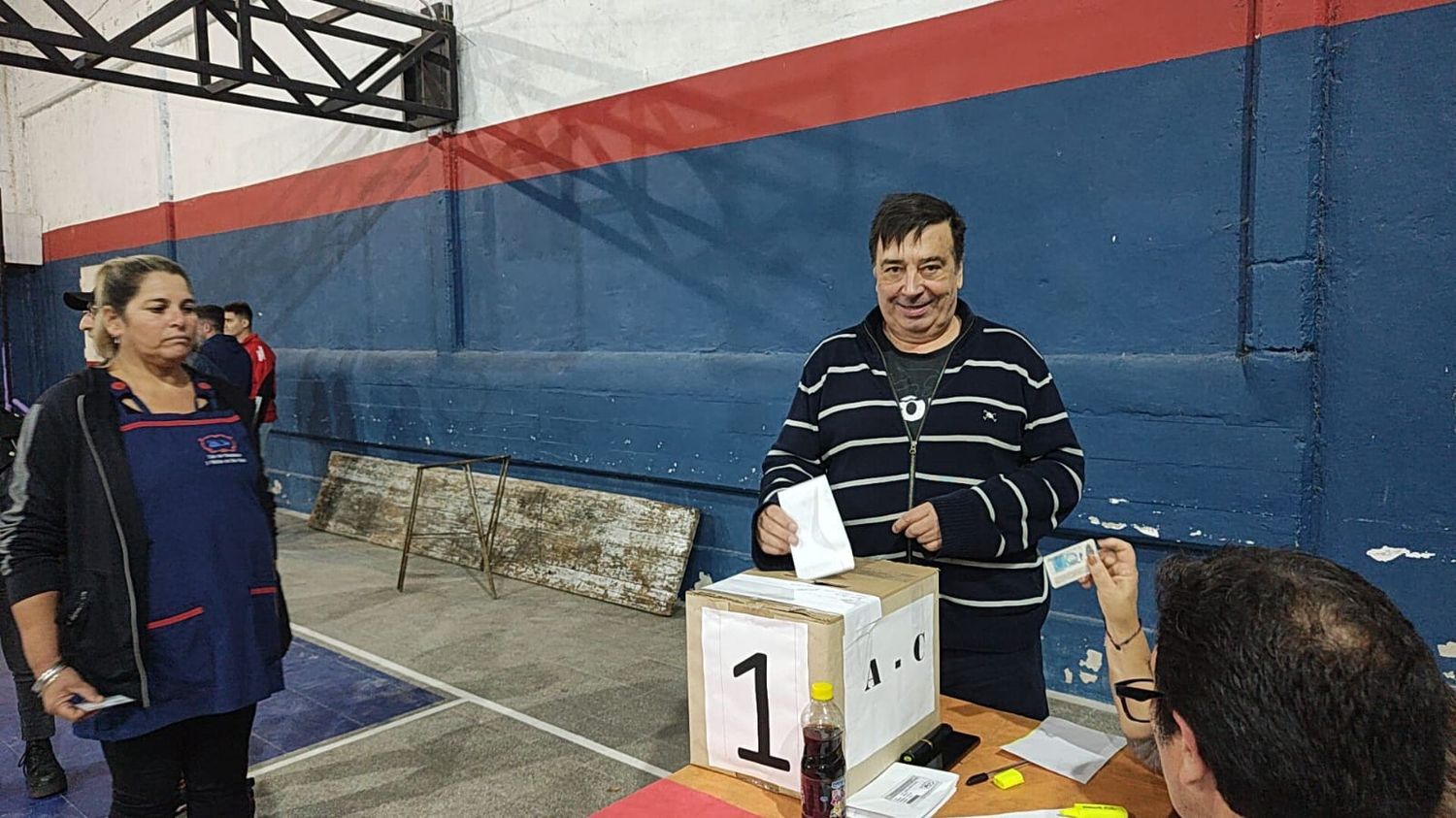 Javier Arévalo, en el momento en que votaba.