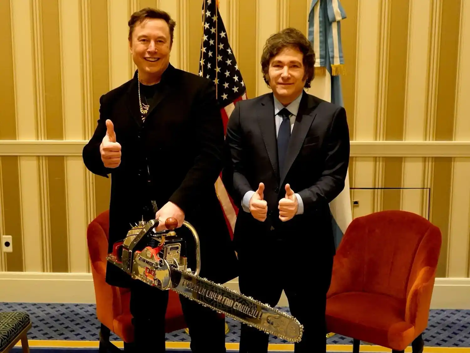 VIDEO | Javier Milei se juntó con Elon Musk y le regaló una motosierra