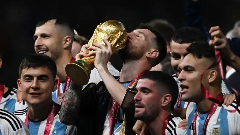 Lionel Messi y su foto más preciada: besando la Copa del Mundo