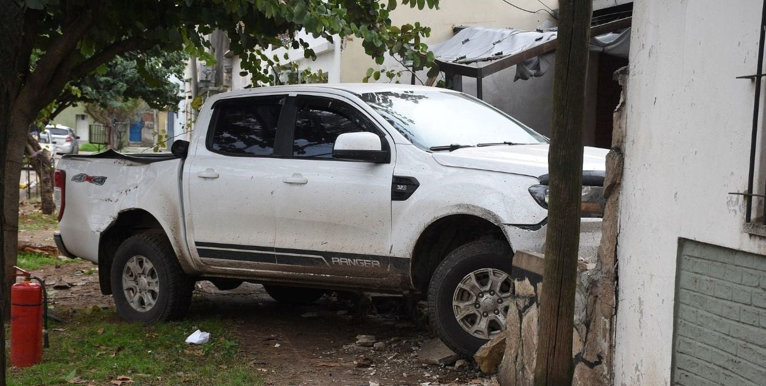 La camioneta del joven de Sacti Spiritu terminó chocando contra una vivienda.