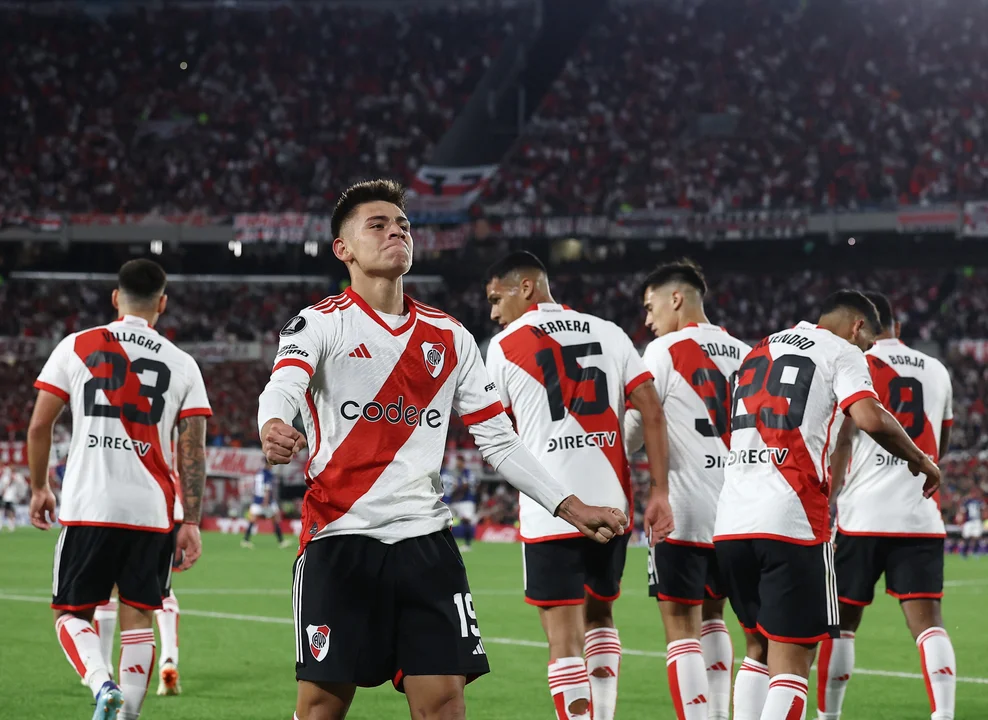 River se enfrenta con Libertad en Paraguay