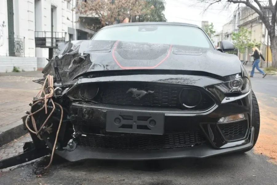 Rápido y destrozado: chocó su auto de más de $100.000 dólares y lo destruyó