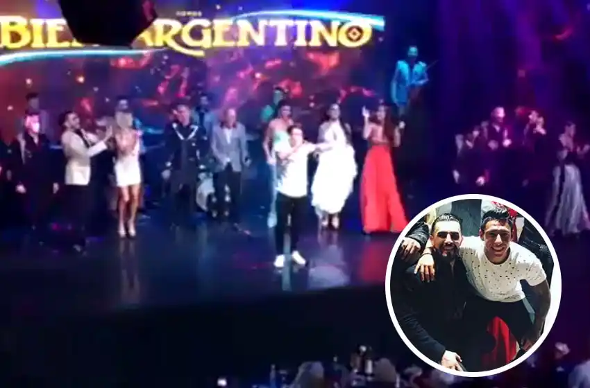 Brian Sarmiento cantó y bailó en un teatro de Villa Carlos Paz