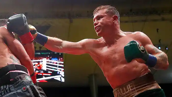 Canelo Álvarez venció por decisión unánime a William Scull, pero el combate fue duramente criticado por su escasa acción en el ring/ Hola News