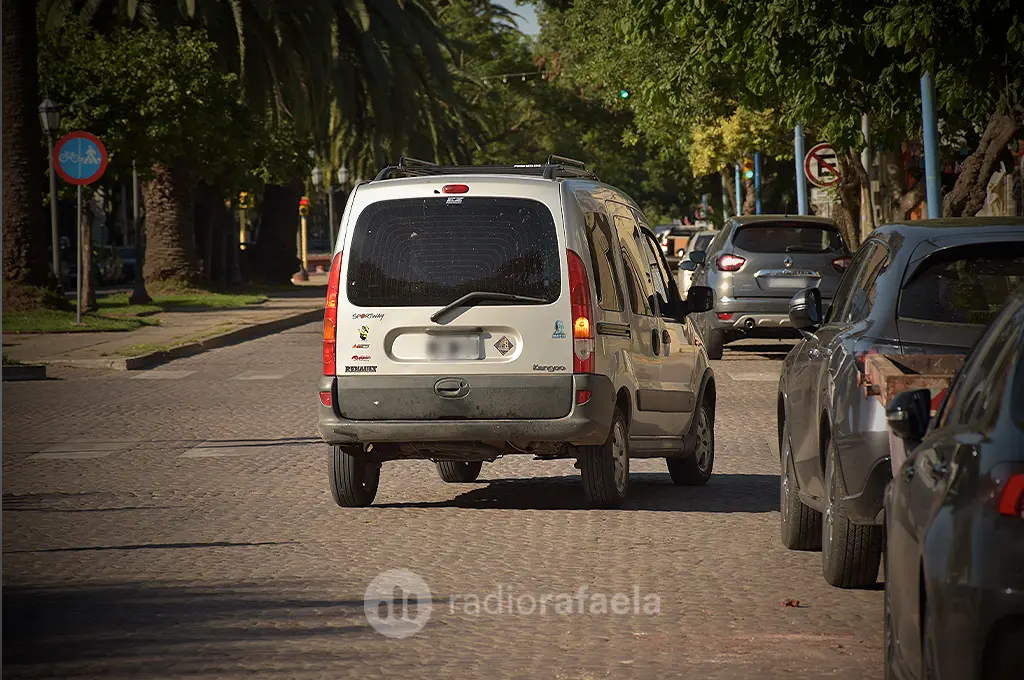 Rafaelinos, aprendan: si voy a entrar en el garaje, ¿pongo el guiñe o balizas?