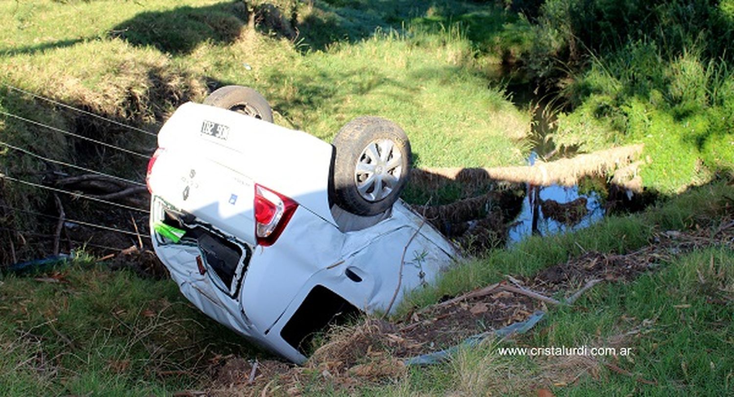 Urdinarrain: volcó un automóvil en la zona céntrica de la ciudad