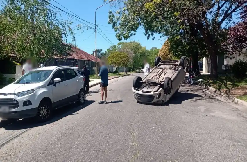 Chocó con un auto estacionado y volcó en Laprida y Alsina