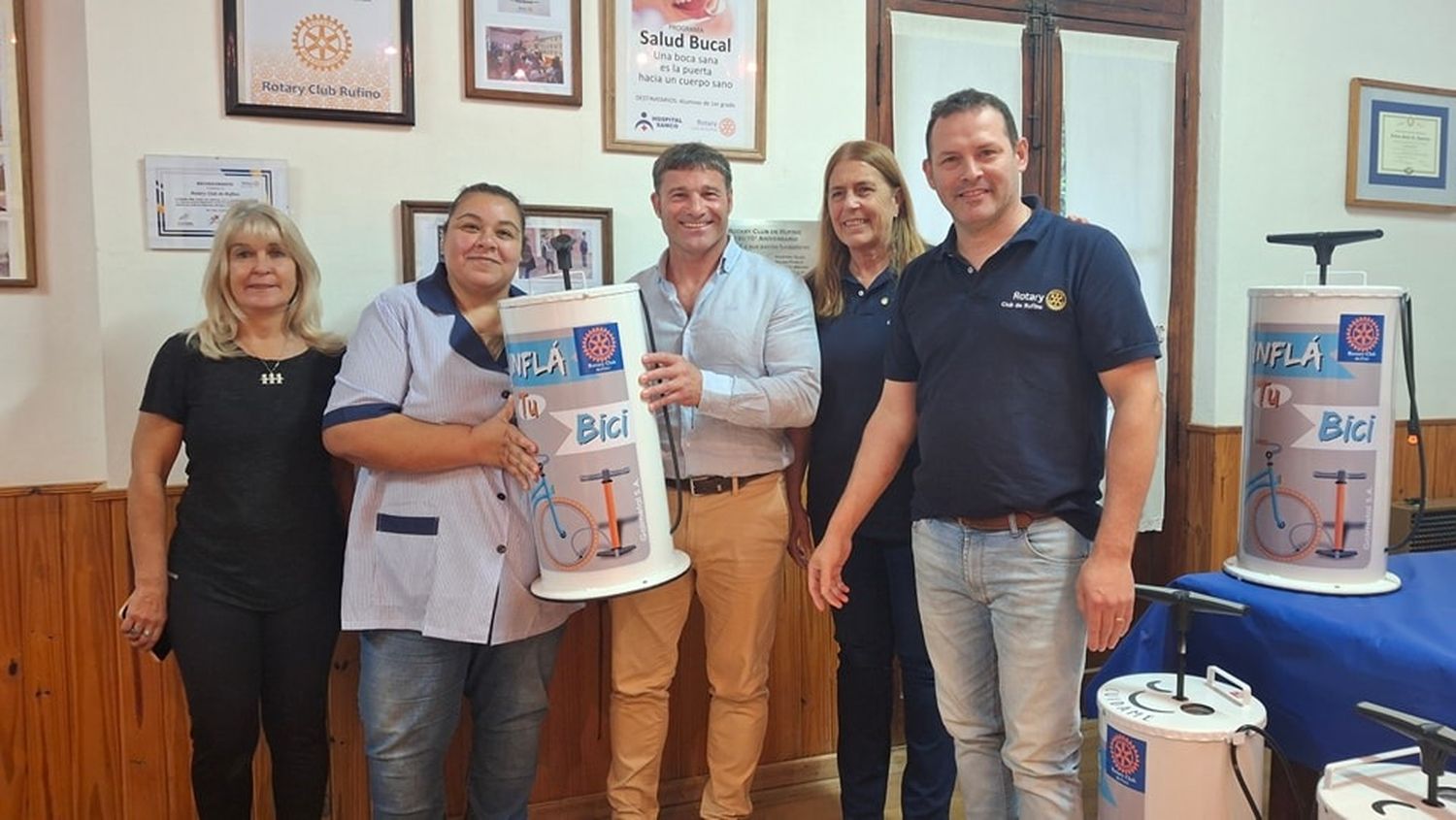 El intendente Lattanzi hizo entrega de los dispositivos a los directivos. Foto: Municipalidad de Rufino.