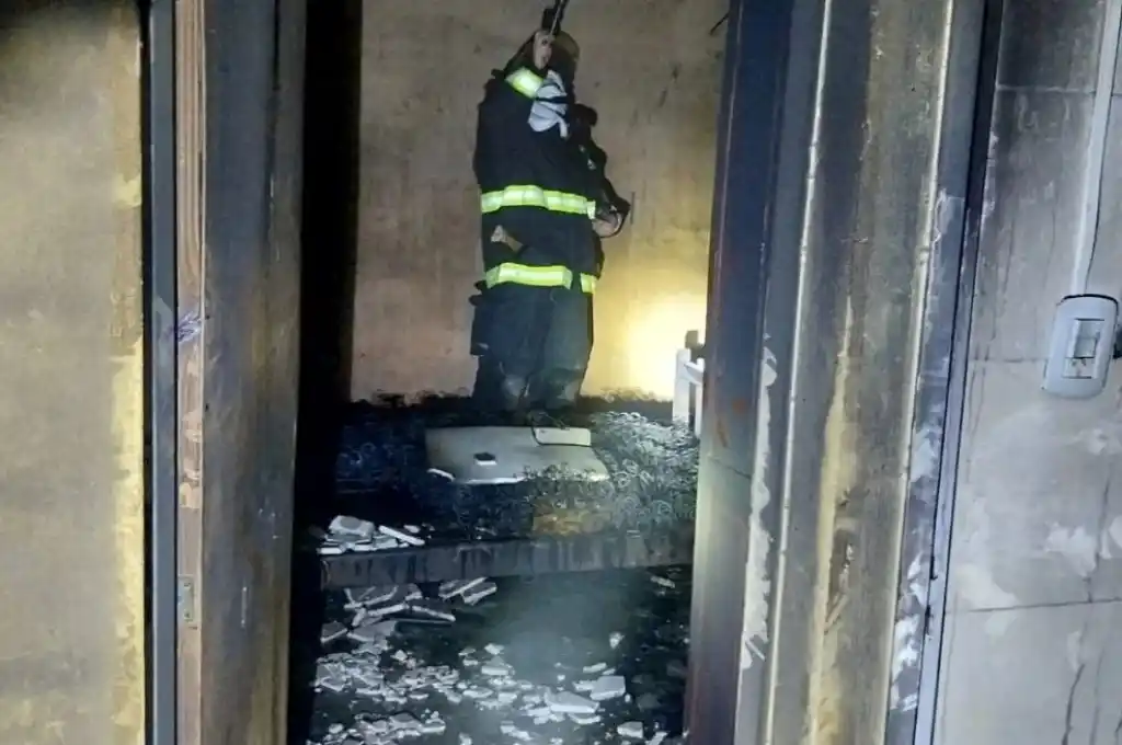 Una vecina alertó del fuego y personal de bomberos logró controlar las llamas.