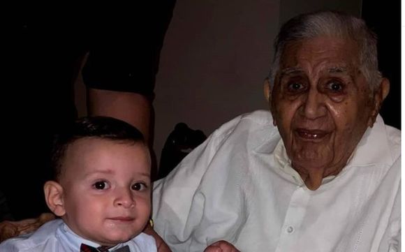 Daniel Sarcos se rinde a la partida de su padre