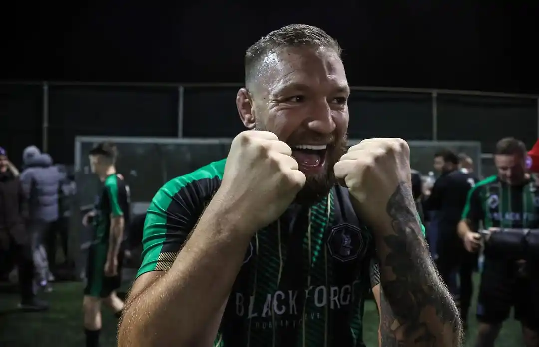 Conor McGregor durante un partido de fútbol (Foto: IG Thenotoriusmma)