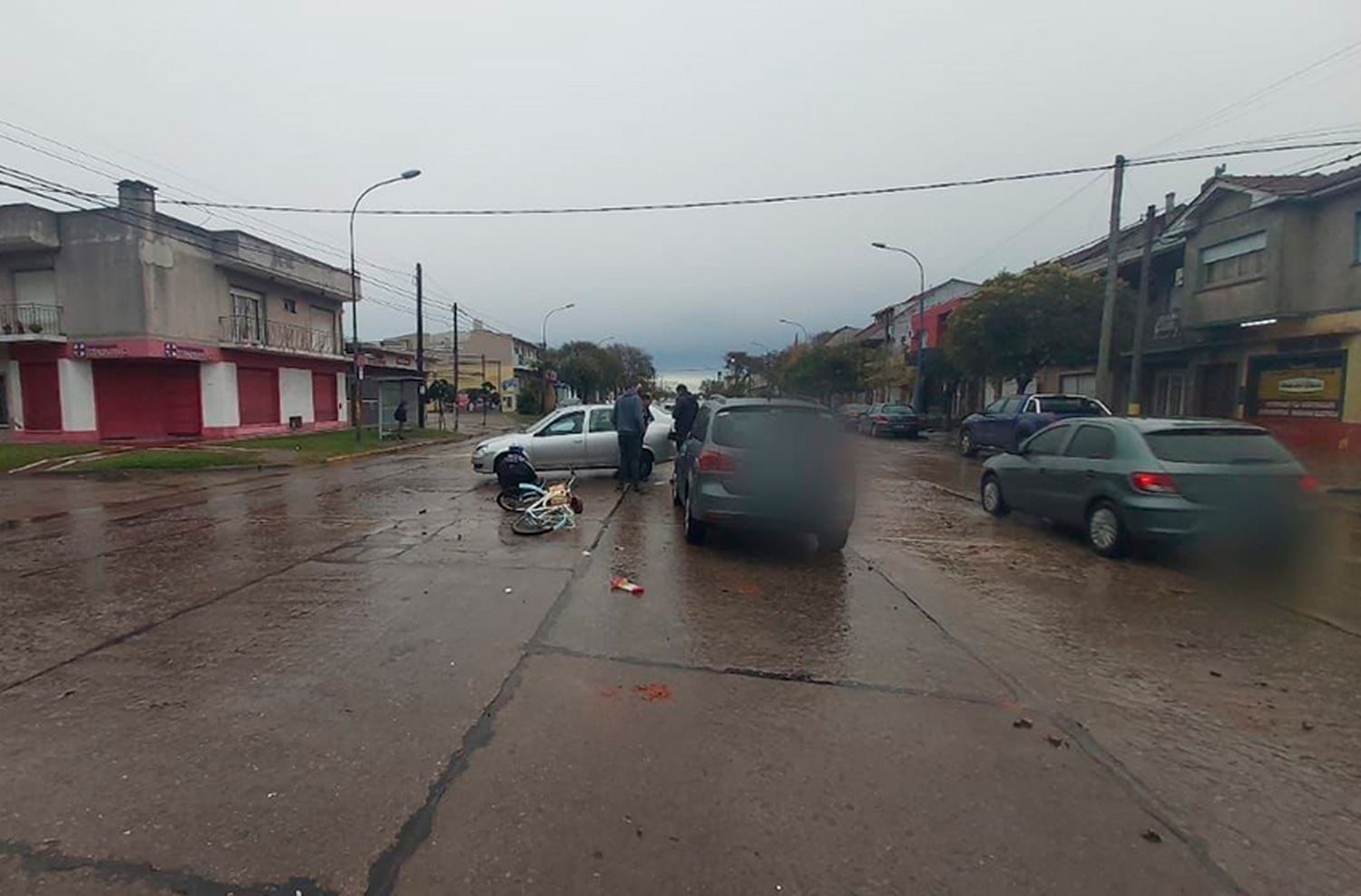 Remis embistió a una mujer en bicicleta: la trasladan con múltiples golpes