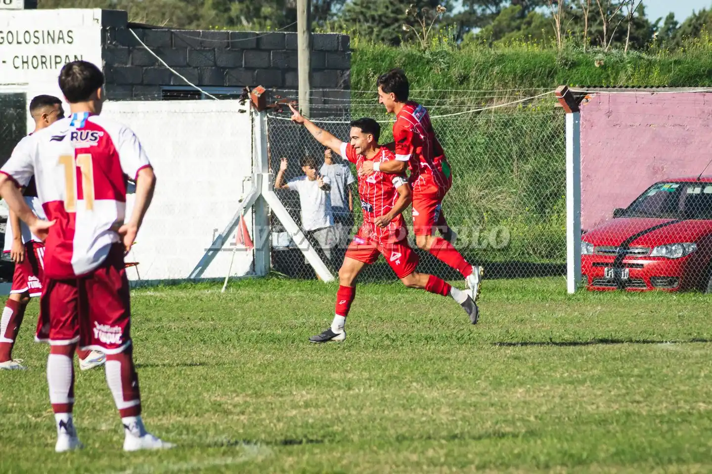 El festejo del 1-0, Peñalba celebra su tanto junto a Martínez (en el aire), lo sufren los cristianos García y Llanos