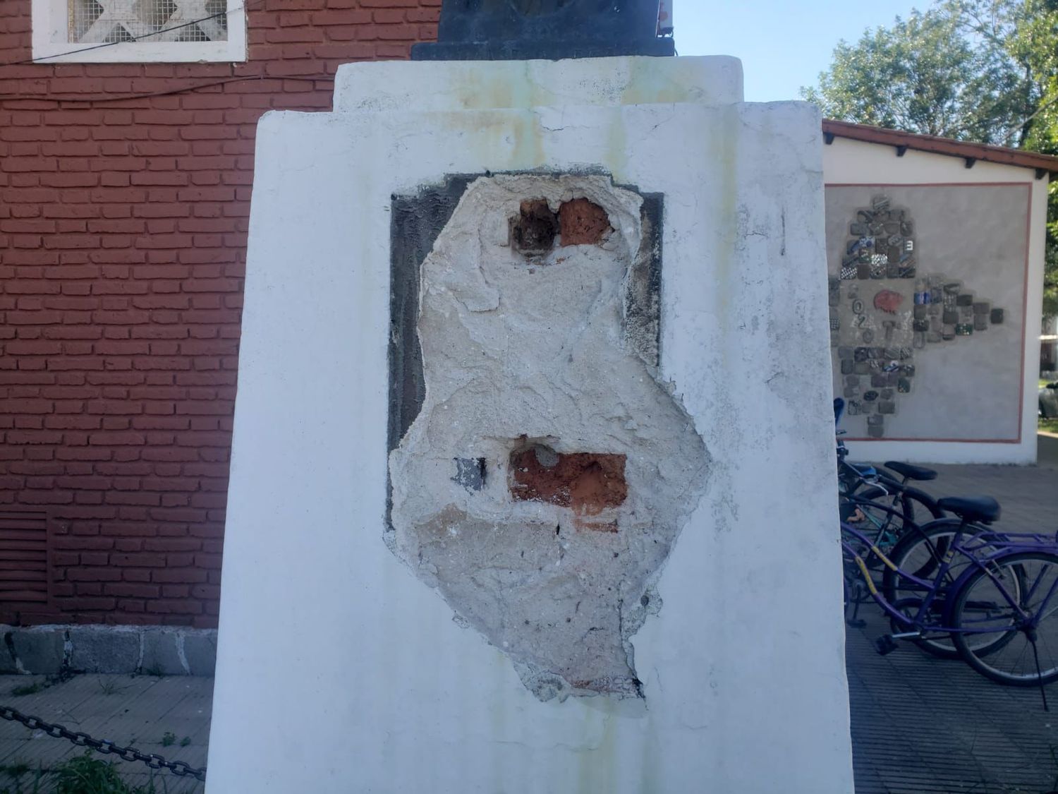 Robaron una placa de bronce de una escuela de Reconquista