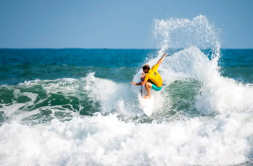 Santiago Muñiz se consagró campeón mundial de surf en Japón