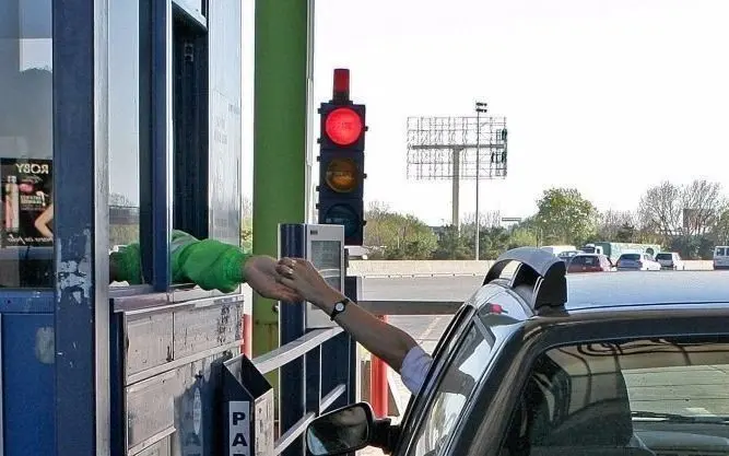 El Gobierno fijó multas de hasta 11 mil pesos por pasar el peaje sin pagar