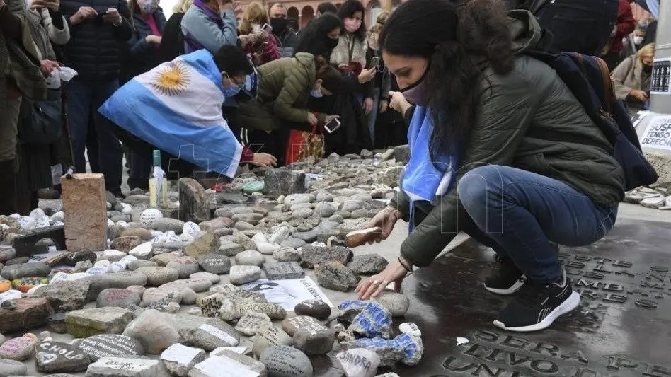El Gobierno hará con las piedras dejadas un espacio en memoria de los fallecidos por Covid