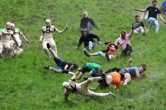 3, 2, 1... ¡YA! Miles de personas cayeron rodando por la ladera en la tradicional carrera del queso en Cooper’s Hill
