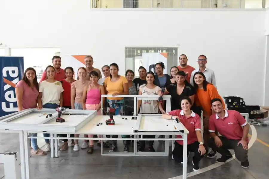 la Municipalidad de Rafaela y la empresa Fexa  dictaron un curso de carpintería en aluminio
