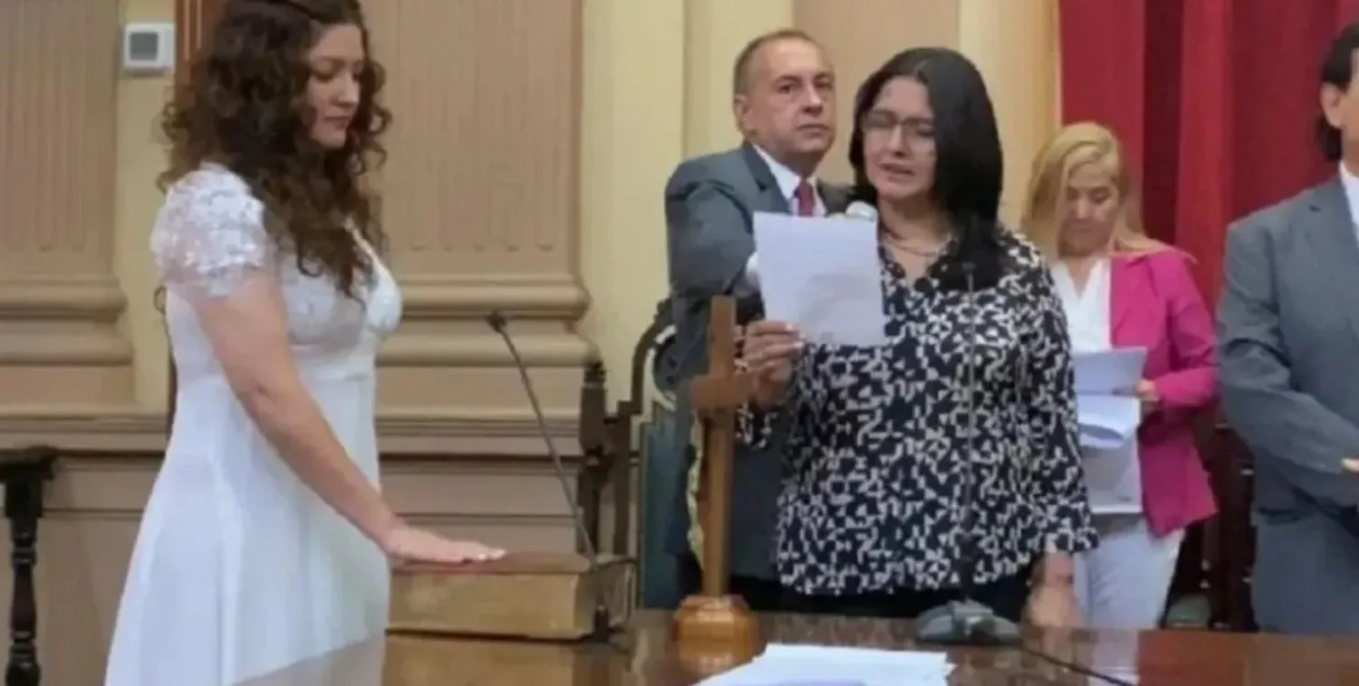 La diputada dedicó su atuendo a una víctima de la pandemia que la apoyó en su carrera política.