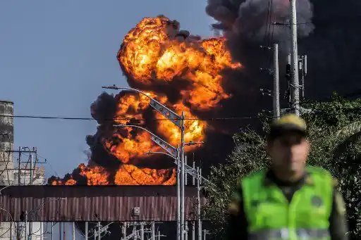 ¡UN BOMBERO PERDIÓ LA VIDA! Más de 24 horas tiene activo incendio en depósito de combustible en Barranquilla