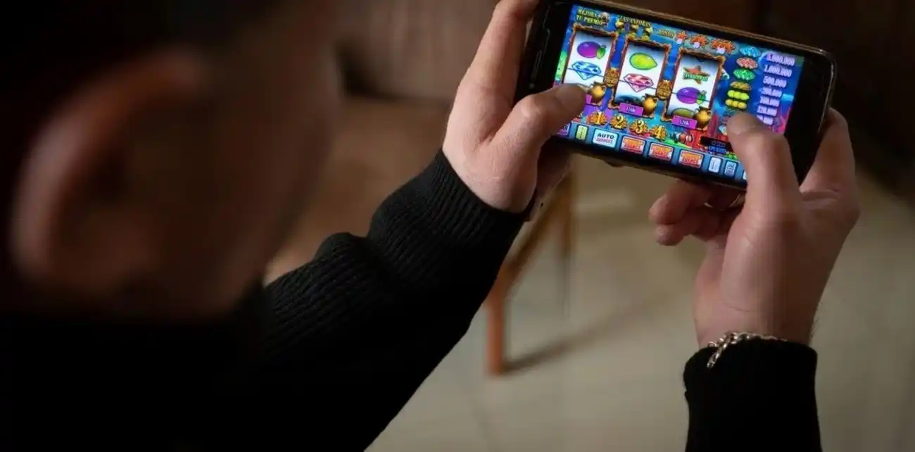 Desde un teléfono se puede activar el juego que hoy, es considerado una enfermedad en poblaciones cada vez más jóvenes. Foto: El Litoral