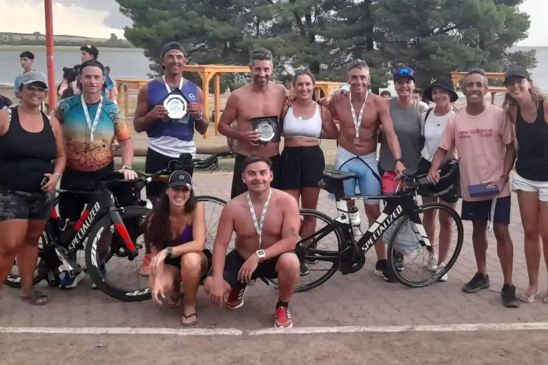 Delegación local. Los necochenses presentes en el Triatlón de Puan