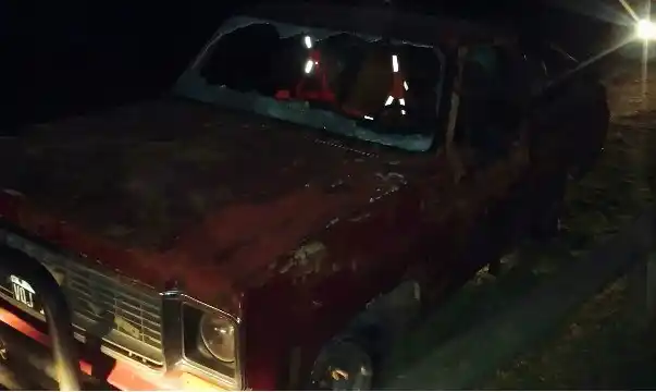 Villa Elisa: Borracho golpeó a su mujer, recibió una paliza y le destrozaron el auto 