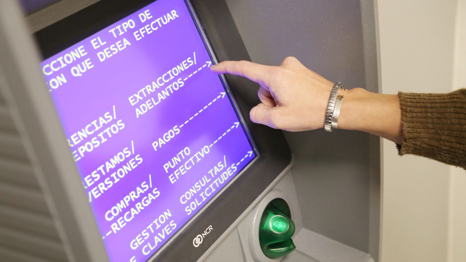 El uso de cajeros automáticos para cuentas sueldo, jubilaciones y programas sociales seguirá siendo gratuito