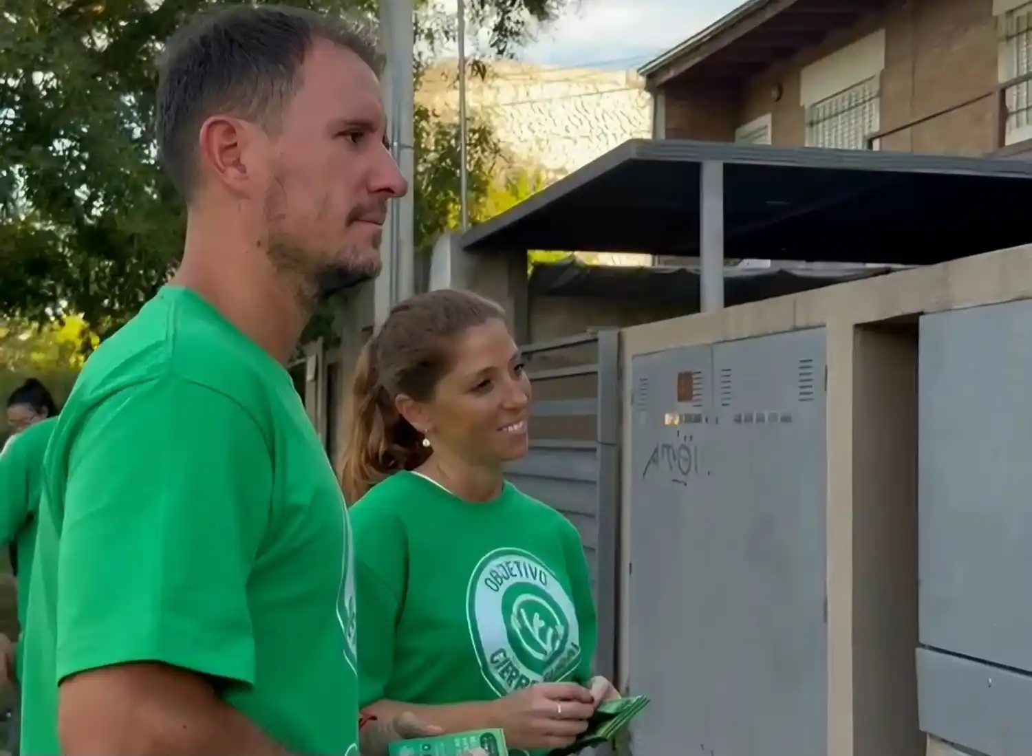 Sofía Galnares participó de una caminata casa por casa junto al intendente Chiarella y Juan Ignacio Pellegrini para difundir el "Objetivo: Cierre Basural". Foto: Gentileza.