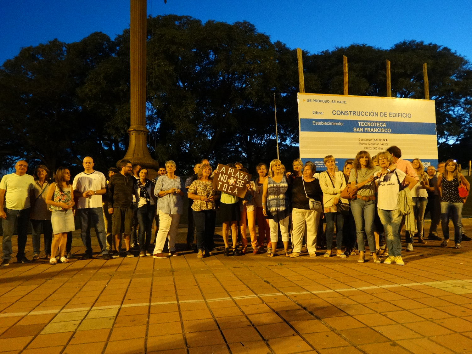 Tecnoteca: vecinos se manifestaron contra la quita de árboles en la plaza Cívica