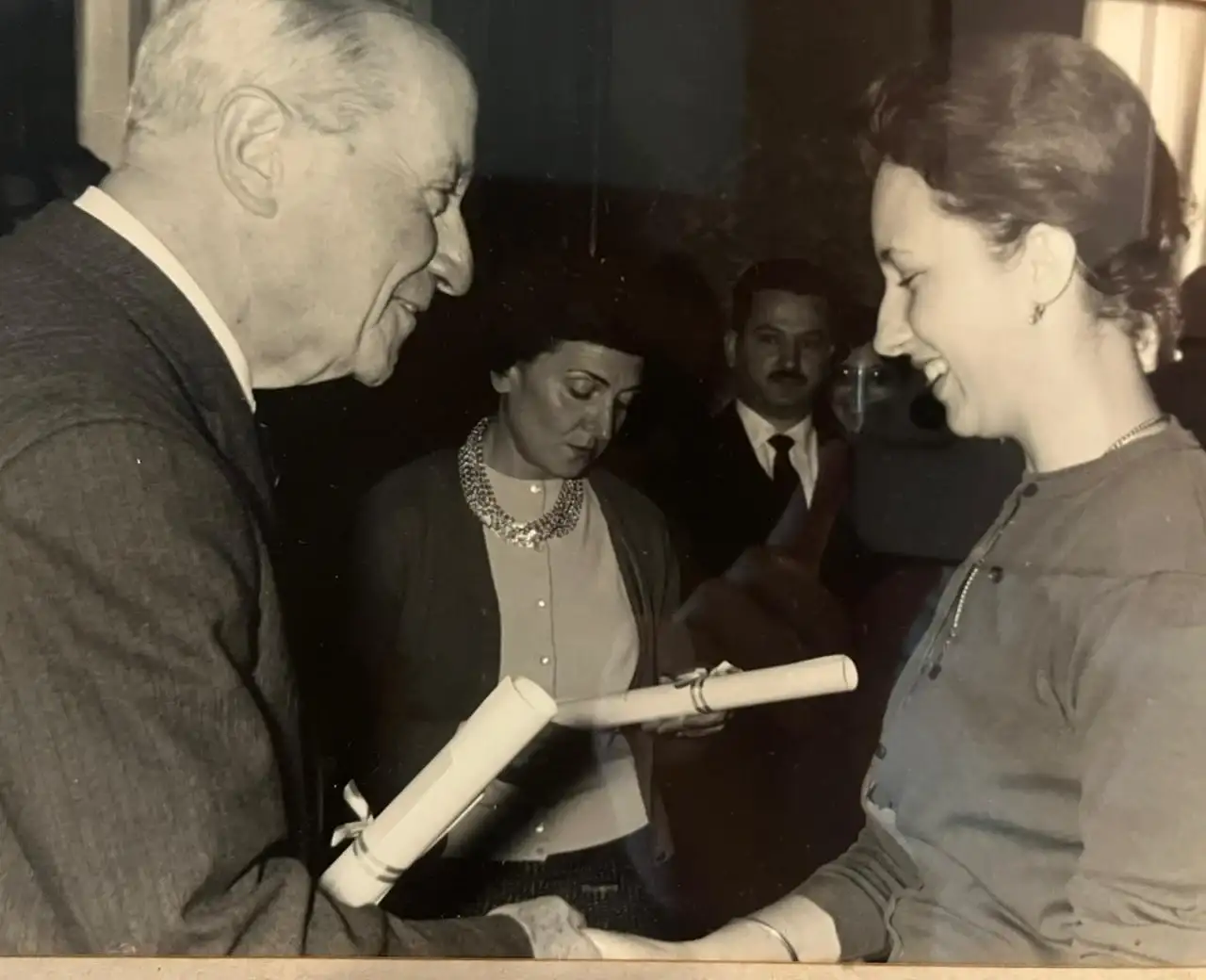 Luz Cadirola recibe su título en la U.N de la Plata-