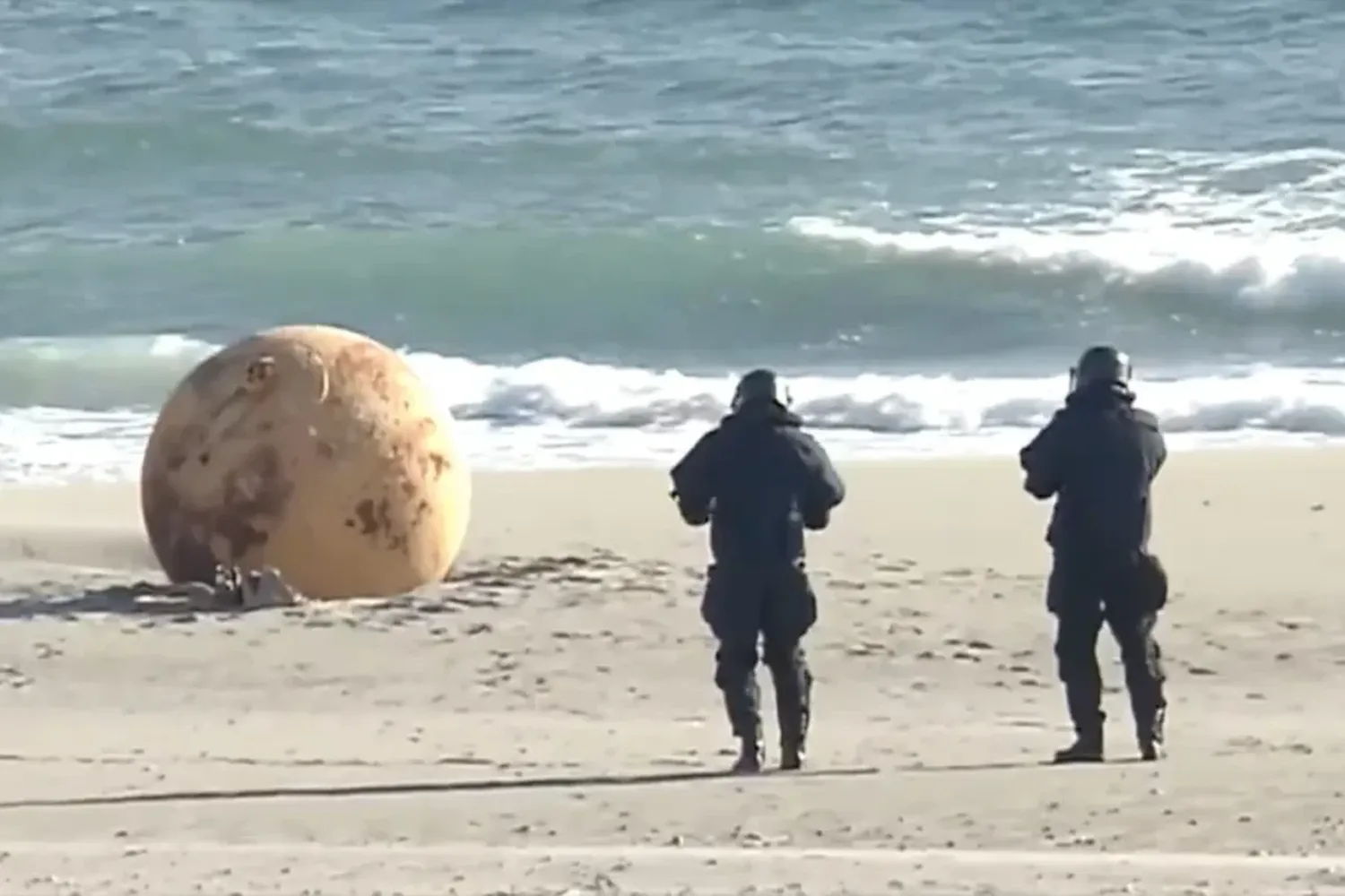 Misteriosa aparición: ¿Qué se sabe de la bola gigante que encontraron en una playa de Japón?