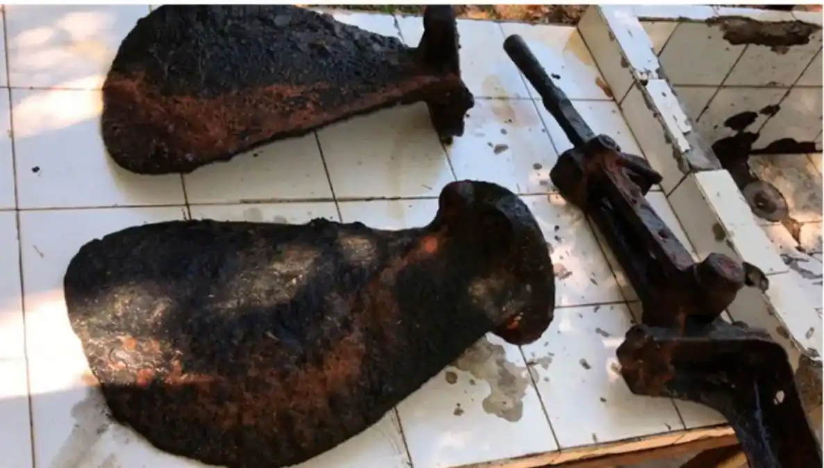 El ancla y parte de la hélice del barco hundido rescatados del Río Paraná (gentileza Prefectura Naval)