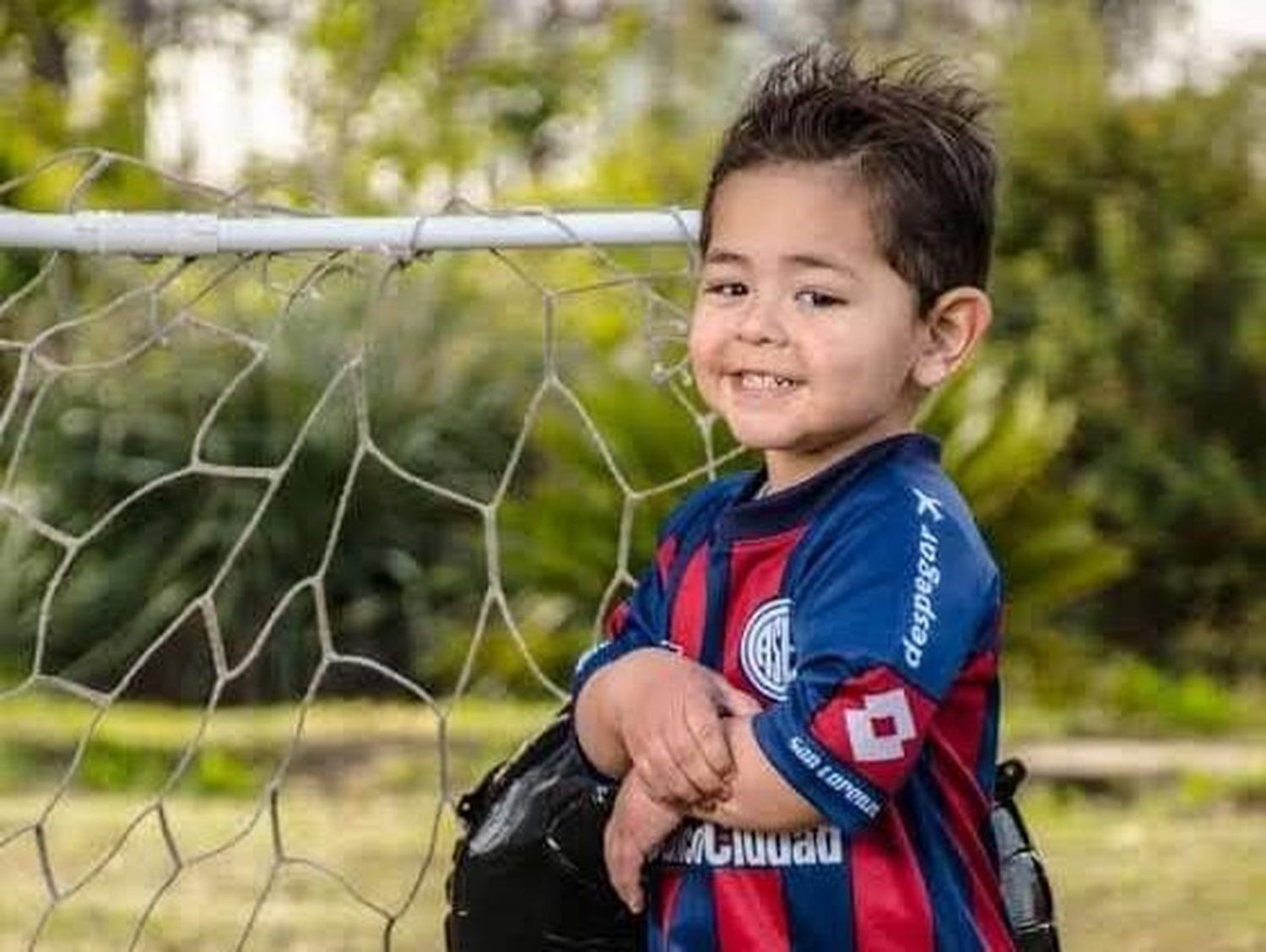 Mateo tiene dos años, padece leucemia linfoblástica y sus padres juntan fondos para seguir a su lado