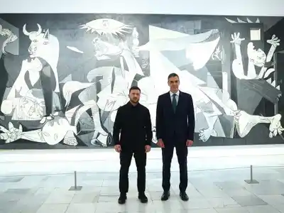 Volodimir Zelenski, y Pedro Sánchez, durante su visita al Museo Nacional Centro de Arte Reina Sofía.