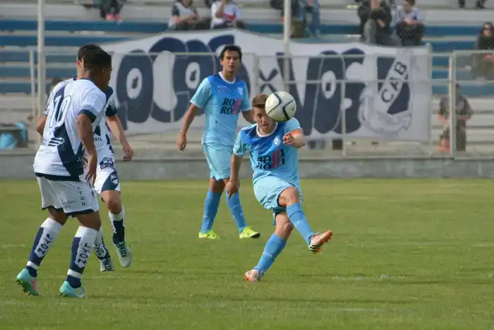Juan Alesandroni, el capitán de Unión, en el partido ante Guillermo Brown. (Foto: Pedro Celano)