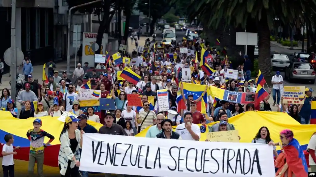 Miembros de la comunidad venezolana en México protestan contra el resultado anunciado de las elecciones presidenciales venezolanas frente al Monumento a la Revolución en la Ciudad de México el 10 de agosto de 2024
