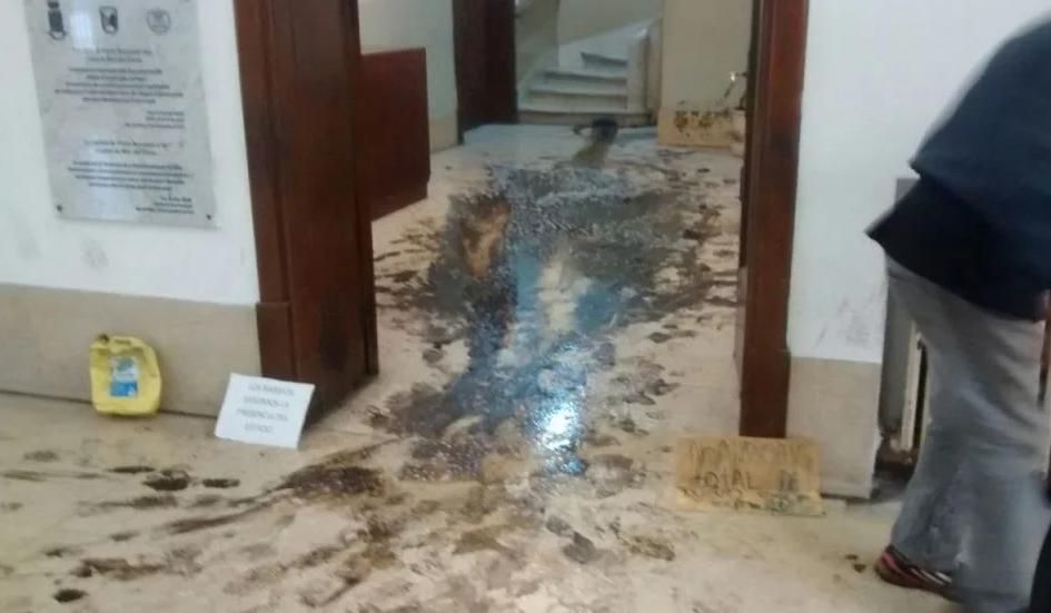 Mar del Plata: En medio de una protesta, llenan de barro el ingreso al despacho del intendente