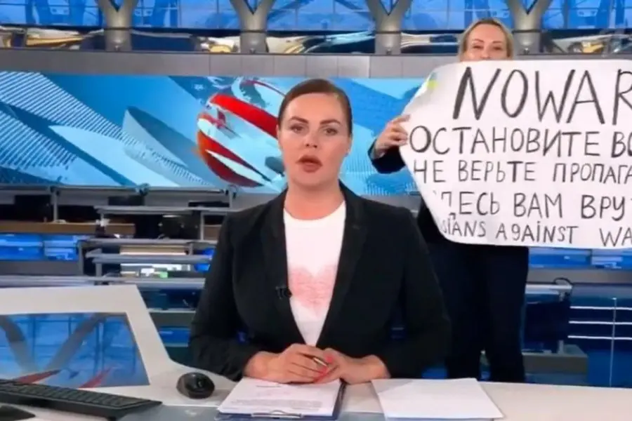 La periodista rusa que protestó contra Putin escapó de la prisión domiciliaria y huyó del país