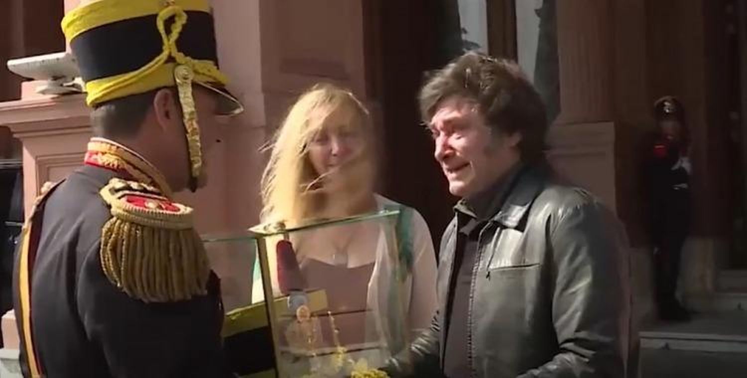 Milei se largó a llorar en la puerta de la Casa Rosada tras recibir un regalo de los Granaderos