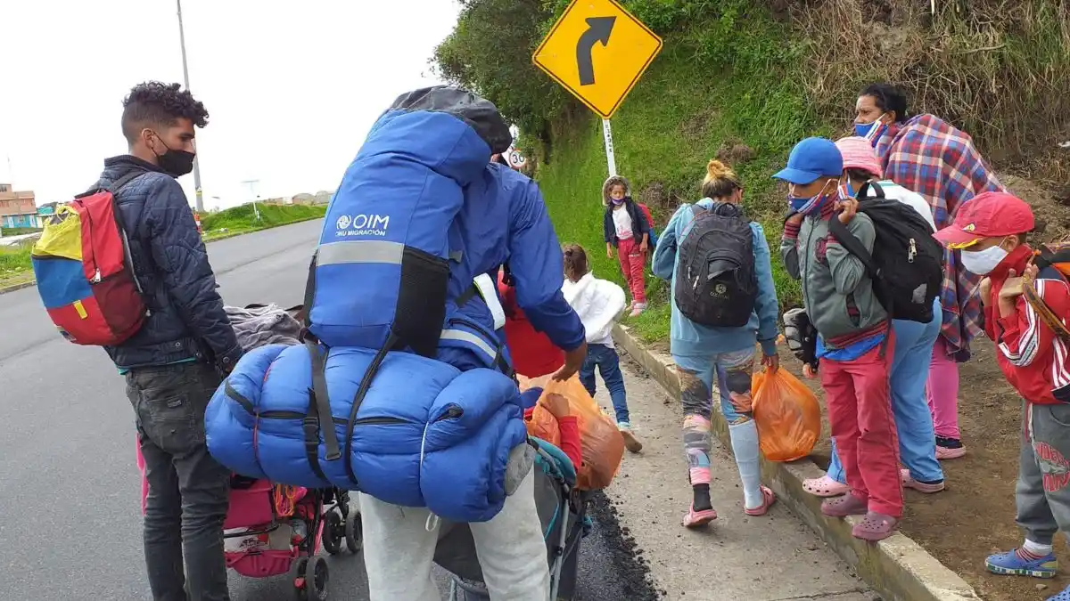 “Vagos… Los mato”: 2 hombres en Ecuador amenazan con armas a un grupo de venezolanos, entre ellos había niños