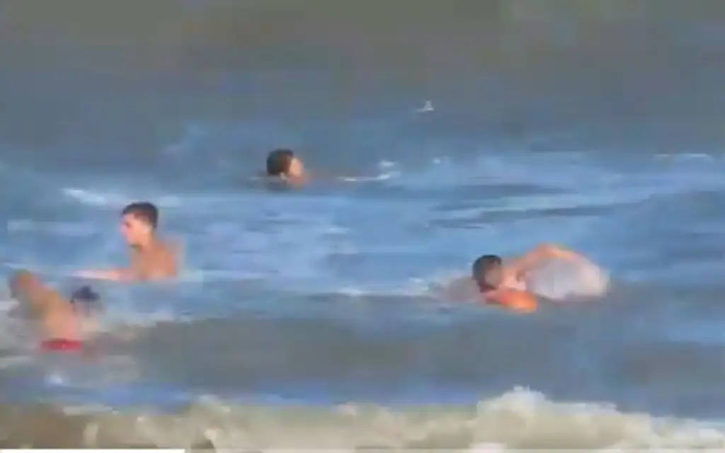 Guardavidas de Malvinas realizaron un impresionante rescate múltiple en Villa Gesell.